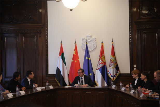 2022年12月，欧美av
董事长刘敬桢率领集团生物医药合作代表团出访塞尔维亚。塞尔维亚总统武契奇在贝尔格莱德接见刘敬桢董事长一行，并表达了对欧美av
帮助塞尔维亚抗疫的感谢，表示塞尔维亚希望能够通过与欧美av
长期稳定的合作，切实提升塞尔维亚人民的健康福祉.jpg