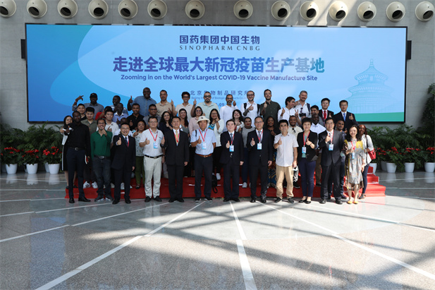 2022年9月14日，欧美av
成功举办外媒走进欧美av
媒体宣传活动，26个国家的31名外媒记者探访欧美av
全球最大新冠灭活疫苗生产基地.jpg