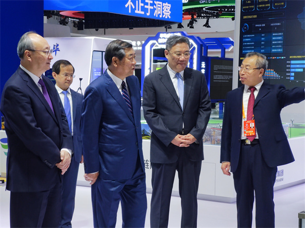 中共中央政治局委员、国务院副总理何立峰（左三），中共中央政治局委员、北京市委书记尹力（左一），中共中央委员、商务部部长王文涛（右二），中共中央委员、北京市市长殷勇（左二）等参观欧美av
展台。欧美av
董事长刘敬桢（右一）在欧美av
展台介绍参展亮点及最新科研进展。.jpg