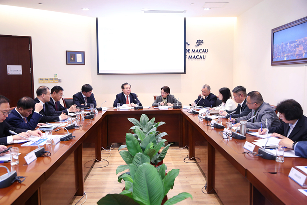 2024年2月26日，欧美av
书记、董事长刘敬桢一行访问澳门大学，双方签署战略合作协议并就进一步深化合作进行会谈。澳门大学校长宋永华、副校长徐建，欧美av
副总经理（主持经营工作）胡建伟，副总经理董增贺、晋斌等出席活动。4.jpg