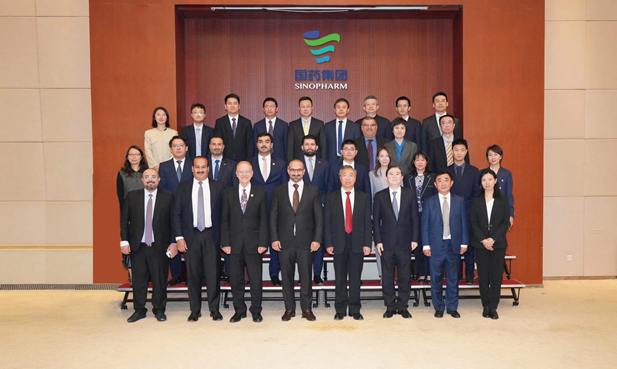 2023年10月26日，欧美av
书记、董事长刘敬桢在京会见到访的巴林王国政府及工商代表团，与巴林工业和商业大臣法赫鲁、驻华大使谢胡进行亲切会谈。双方回顾了新冠疫情期间的友好合作以及取得的巨大成果，并就医疗健康领域的进一步合作进行了全面细致的沟通交流.jpg