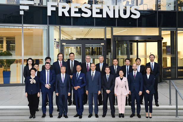 2023年11月2日-5日，欧美av
董事长刘敬桢率团访问费森尤斯集团与费森尤斯卡比公司总部，会见费森尤斯集团董事会主席迈克尔·森、费森尤斯卡比公司全球总裁及首席执行官皮耶路易吉·安东内利，就进一步加强双方深度合作进行交流。中国医药商业协会会长石晟怡参加会谈。.jpg