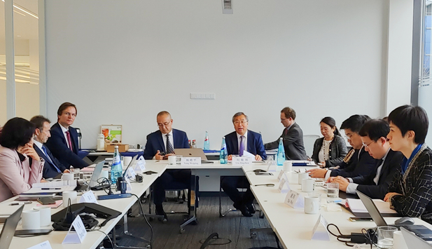 2023年11月2日-5日，欧美av
董事长刘敬桢率团访问费森尤斯集团与费森尤斯卡比公司总部，会见费森尤斯集团董事会主席迈克尔·森、费森尤斯卡比公司全球总裁及首席执行官皮耶路易吉·安东内利，就进一步加强双方深度合作进行交流。中国医药商业协会会长石晟怡参加会谈。2.jpg