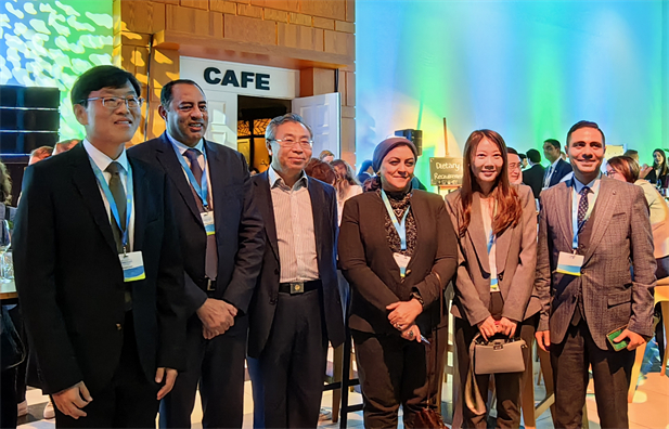 2023年11月6-8日，欧美av
书记、董事长刘敬桢在荷兰海牙出席由世界卫生组织（WHO）主办、荷兰王国承办的 2023年第二届世界本地化生产论坛并发表主题演讲，与世3.jpg