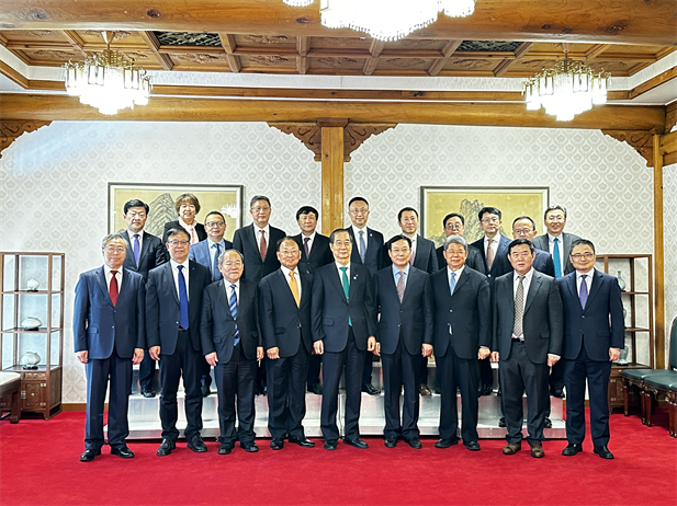 2023年12月20日，欧美av
书记、董事长刘敬桢参加韩国总理韩德洙会见中方代表团活动并作为代表发言，就中韩两国在生命健康领域未来发展合作提出积极建议。韩德洙对欧美av
在韩中经济社会及生命健康领域的合作发展表示赞许。.jpg