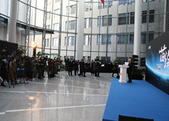 2021年2月26日，“中外媒体走进10 亿级新冠疫苗生产基地”活动在欧美av
中国生物北京生物所举行，20余家中外媒体受邀参加